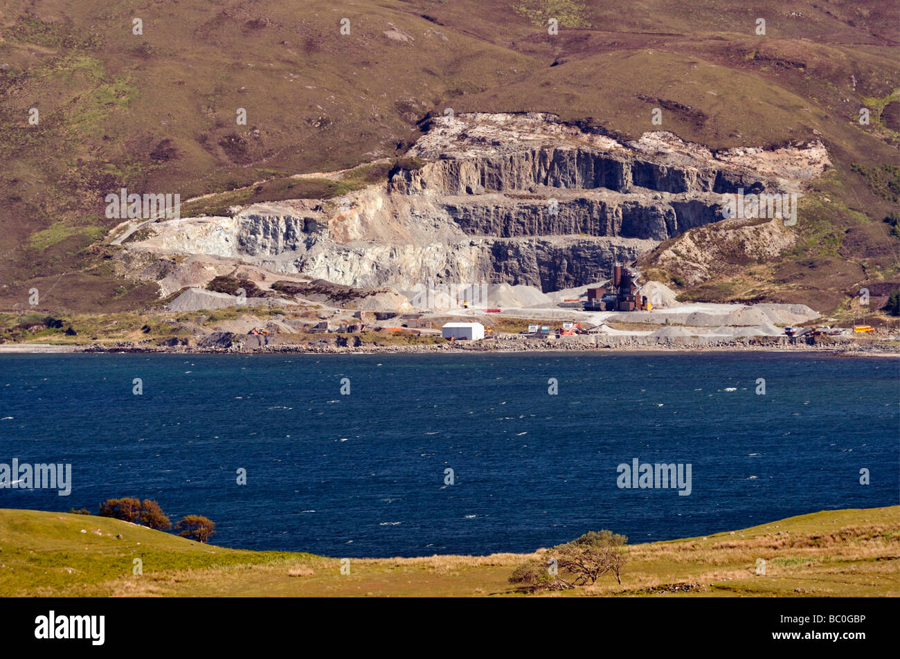 Pietra di cava, Loch Sligachan, dal Braes. Isola di Skye, Ebridi Interne, Scotland, Regno Unito, Europa. Foto Stock