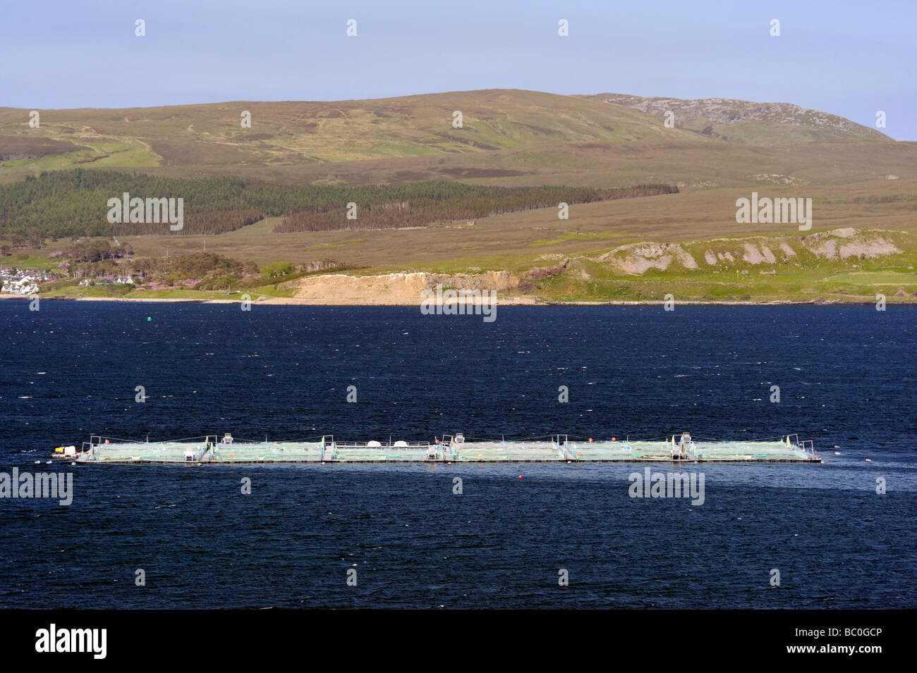 Fattoria di pesce e l'isola di Raasay, dal Braes. Isola di Skye, Ebridi Interne, Scotland, Regno Unito, Europa. Foto Stock