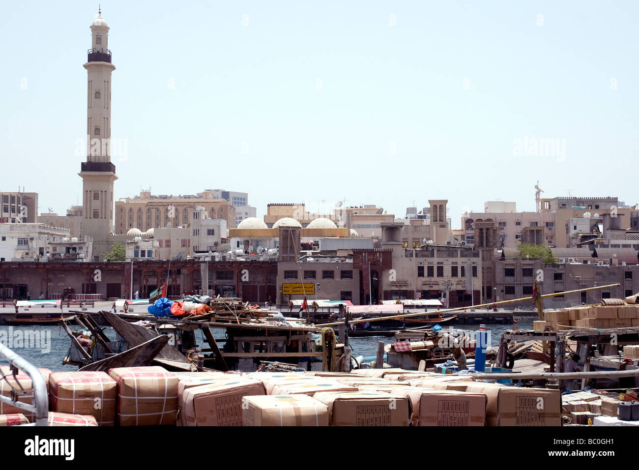 In una storica scambi precedenti scoperta di petrolio in legno dhow Arabo trasportare carichi da molti porti in Dubai Creek lungo Foto Stock