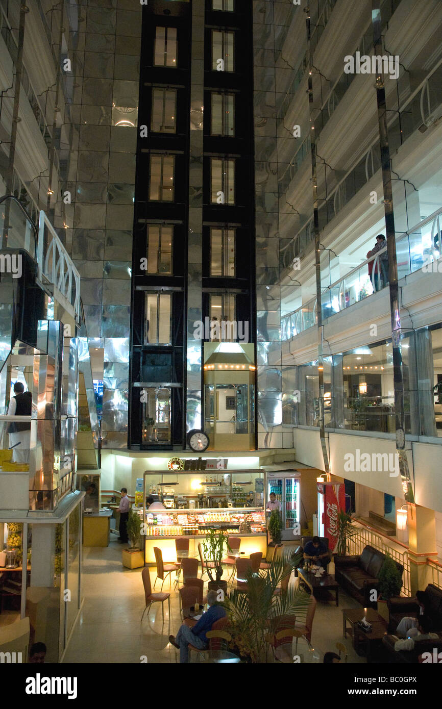Atrio della Kabul City Center shopping mall, un hotel a destra e ascensori di vetro Salendo ai piani superiori Foto Stock