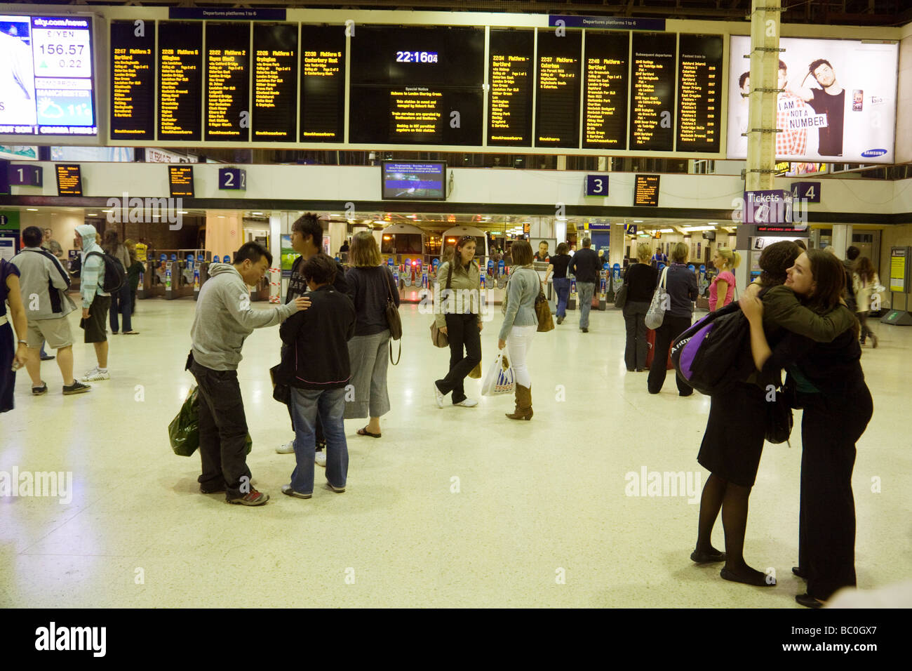I passeggeri in attesa di un treno alla stazione di Charing Cross di Londra, Regno Unito Foto Stock