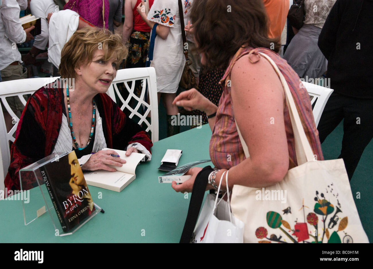 Edna O Brien romanziere irlandese nella foto libro firma a Hay Festival 2009 Foto Stock
