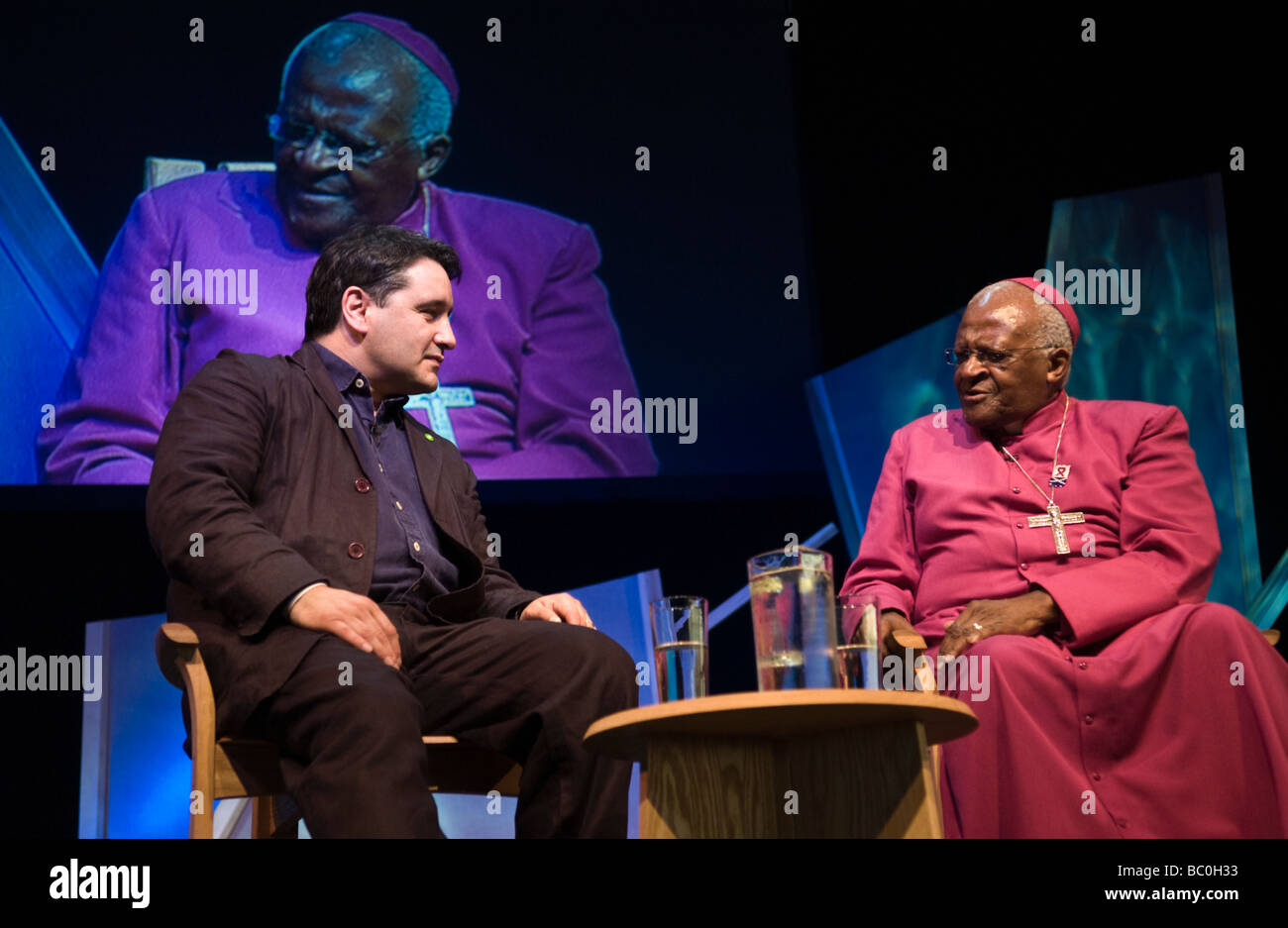 South African chierico e attivista del Reverendissimo Desmond Tutu parlando a Pietro Firenze sul palco a Hay Festival 2009 Foto Stock