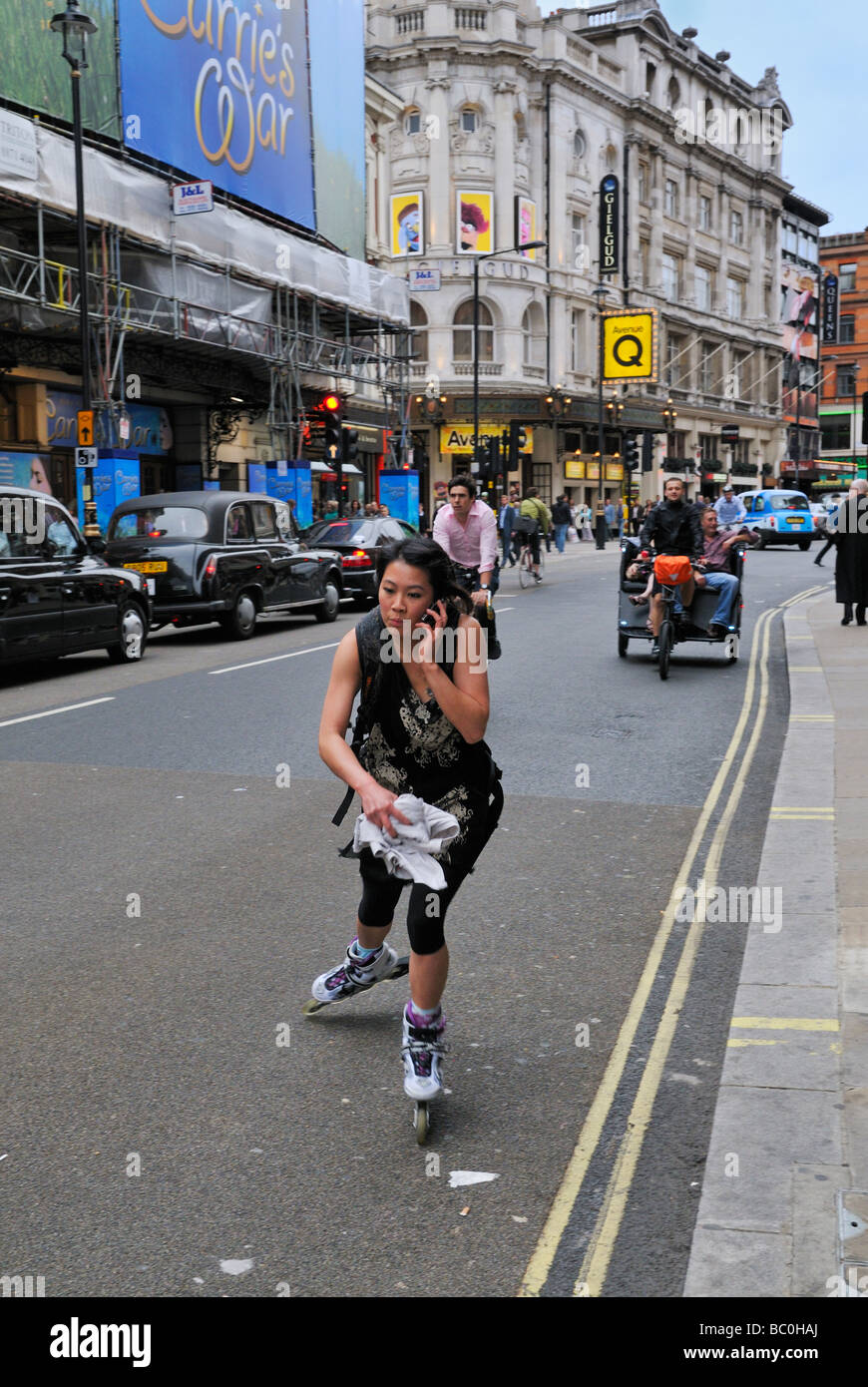 Donna su pattini fornendo il proprio personale dei trasporti sulla trafficata strada di Londra Foto Stock