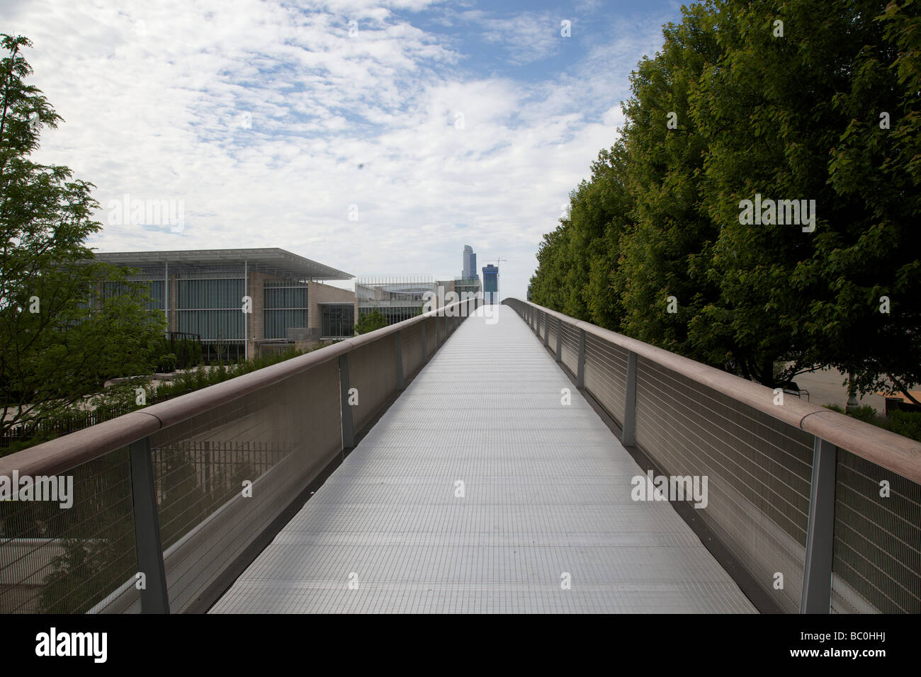 Nichols Bridgeway dal Millennium Park all'ala moderna dell'Art Institute di Chicago, Illinois Foto Stock