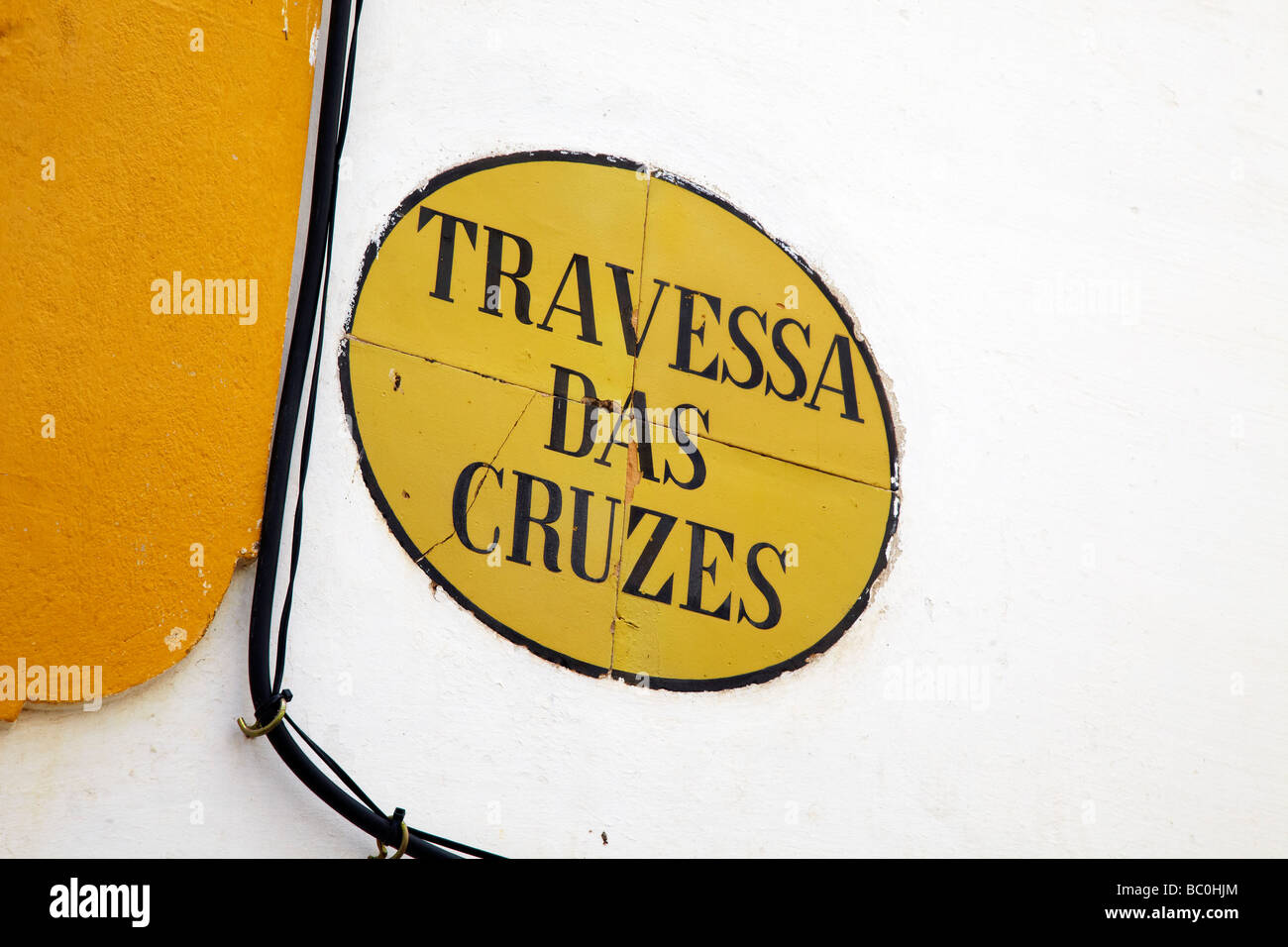 Travessa Das Cruzes, giallo strada segno Foto Stock