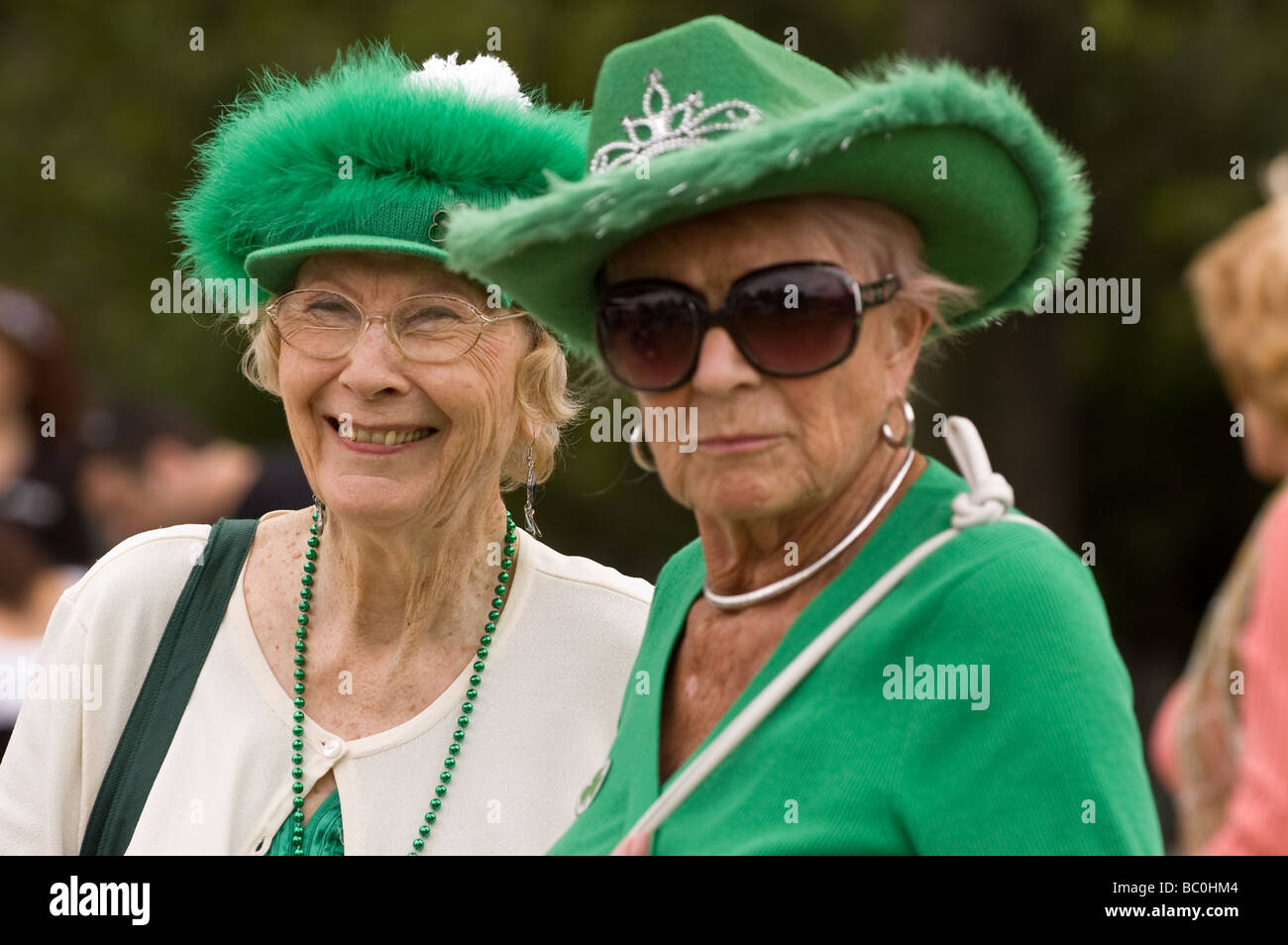 Due donne anziane vestito di verde in un locale festival irlandese a Irvine, California Foto Stock