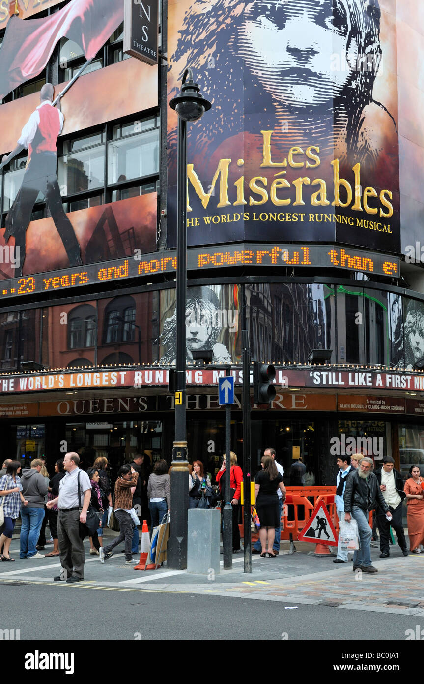 Al di fuori di Regina s Theatre Shaftsbury Avenue London mostra Les Miserables musical Foto Stock