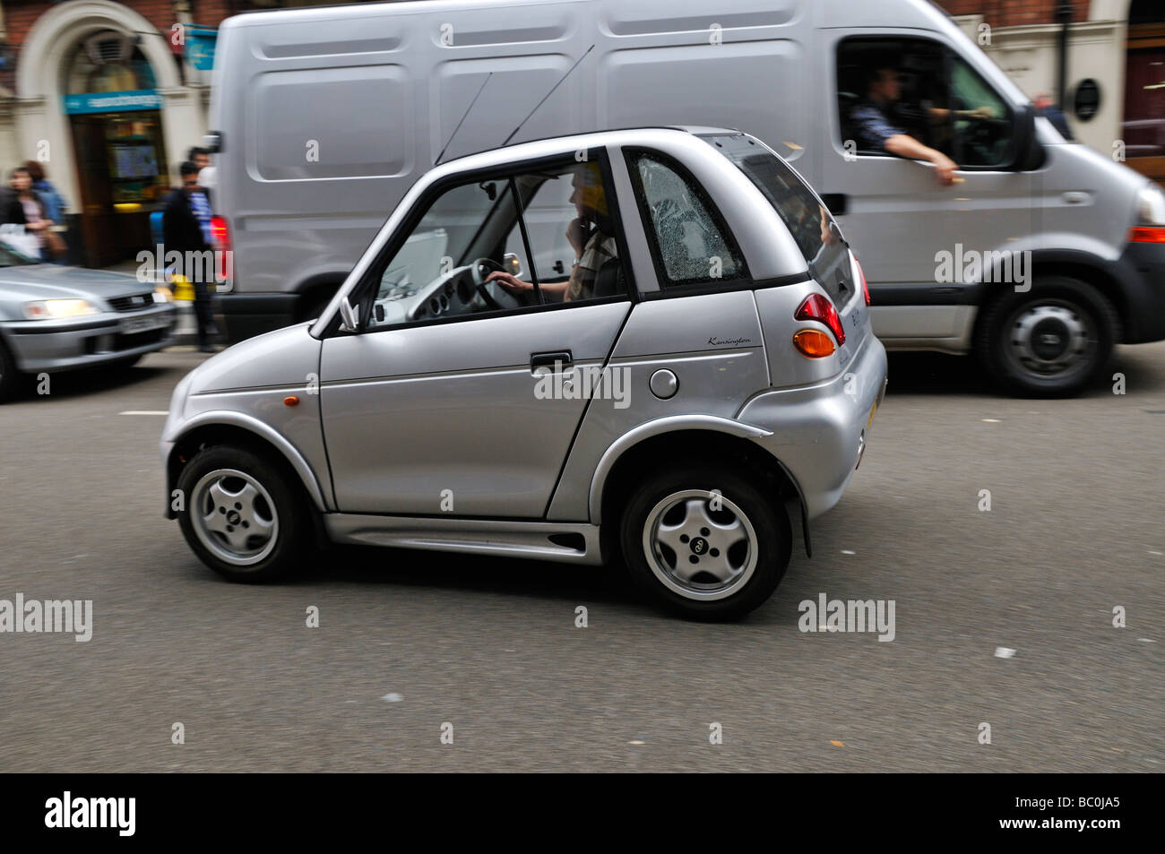 Reva G Wiz auto elettrica nel traffico di Londra Foto Stock