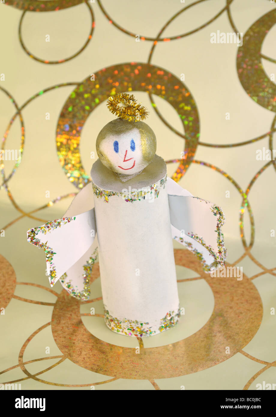 Un fatto a mano favola di Natale permanente sulla carta di Natale. Foto Stock