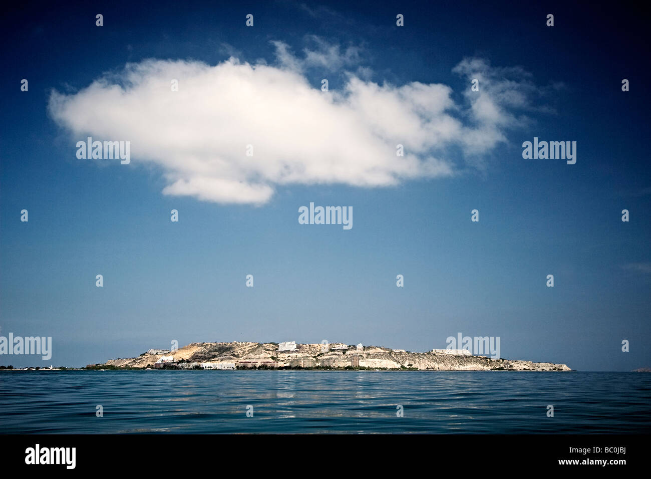 Nuvole a copertura di un piccolo villaggio sul mare. Foto Stock