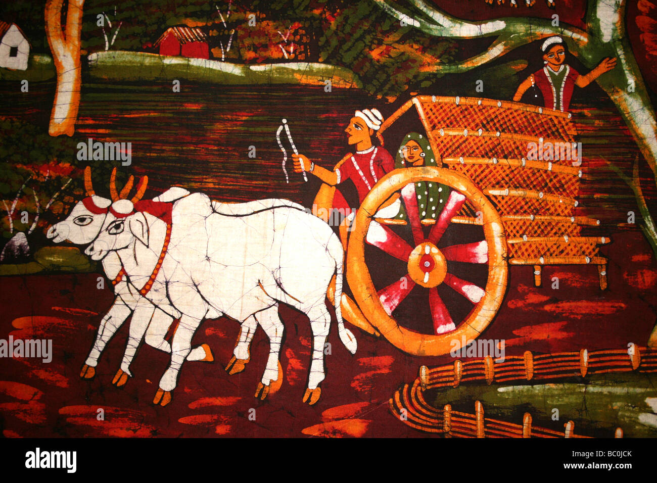 Il batik che mostra il villaggio tradizionale di scena indiano con carrello di giovenco Foto Stock