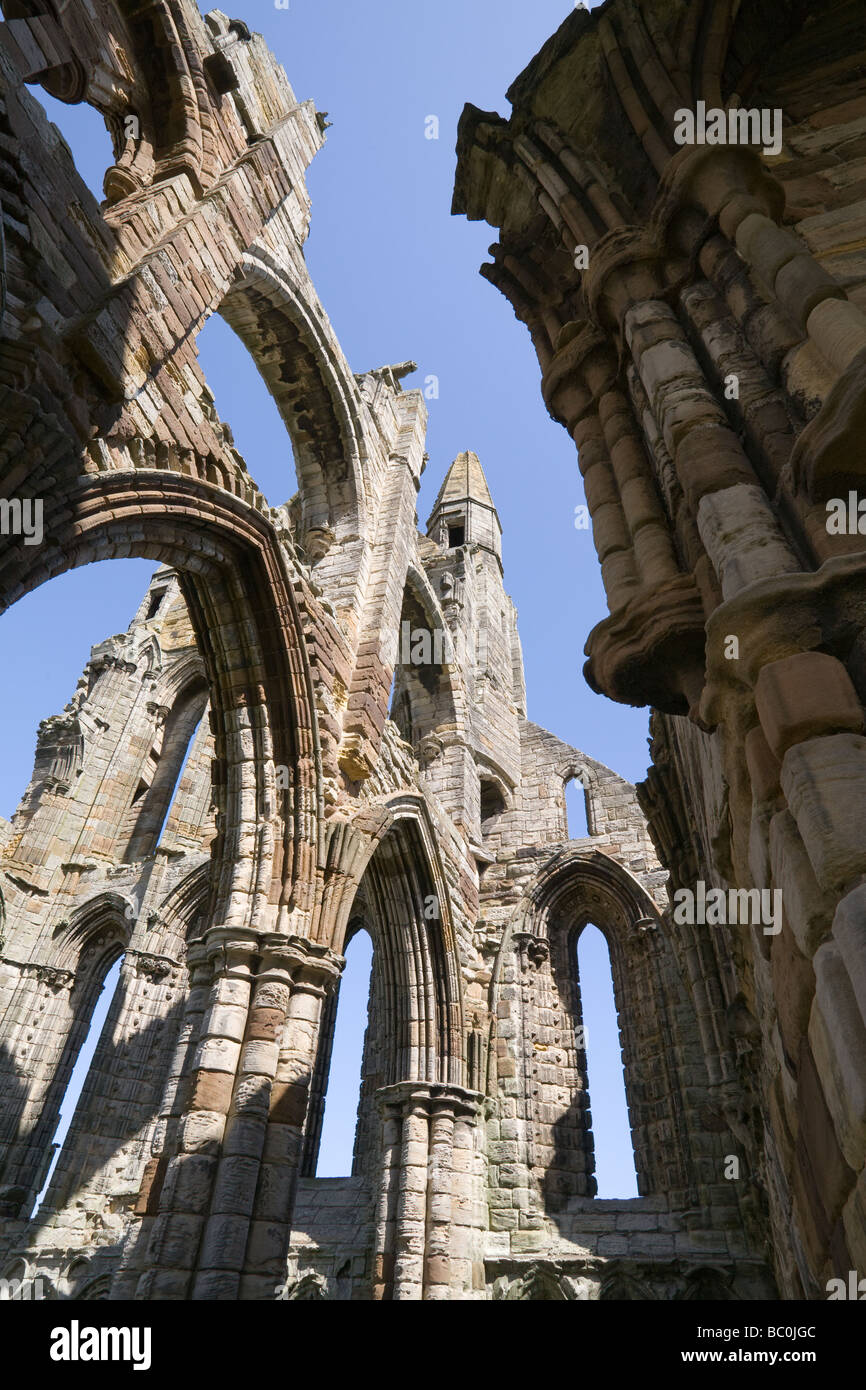 Le rovine di Whitby Abbey, East Cliff, Whitby, North Yorkshire, Inghilterra Foto Stock