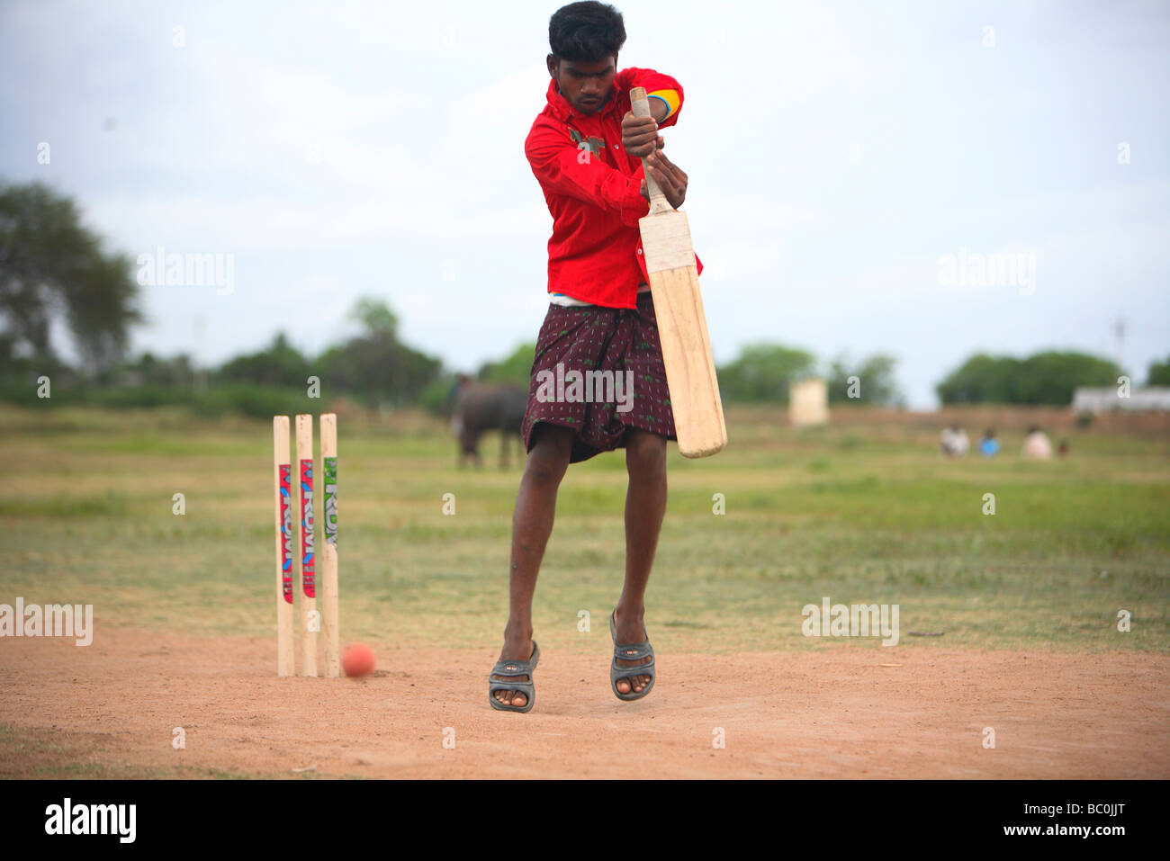 India, nello Stato del Tamil Nadu, ragazzi giocare un gioco sportivo di cricket Foto Stock