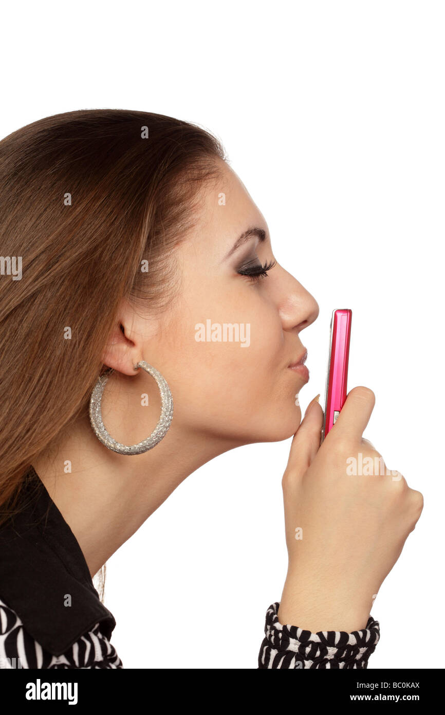 Donna attraente baciare il suo telefono cellulare su bianco Foto Stock