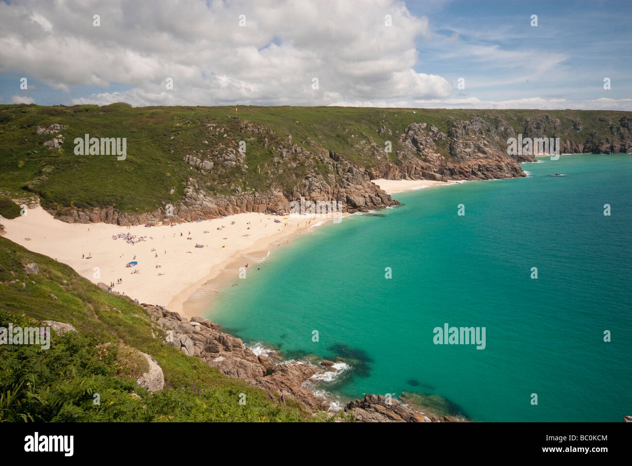 Vista della spiaggia di Porthcurno dal sentiero costiero in Cornovaglia Foto Stock