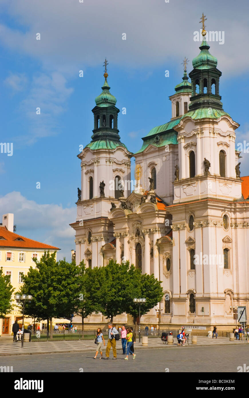 Chiesa di Sv Mikulas presso la Piazza della Città Vecchia di Praga Repubblica Ceca Europa Foto Stock