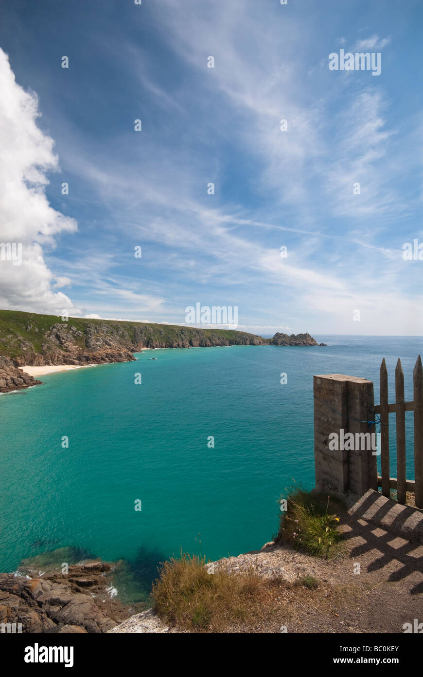 Vista della spiaggia di Porthcurno dal sentiero costiero in Cornovaglia Foto Stock