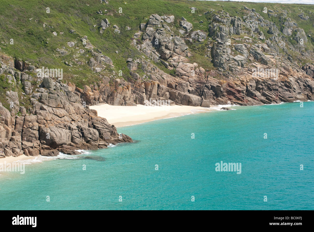 Vista della spiaggia di Porthcurno dal sentiero costiero in Cornovaglia Foto Stock