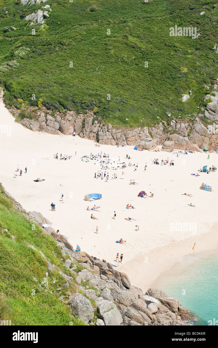 Vista della spiaggia di Porthcurno dal sentiero costiero in Cornovaglia Foto Stock