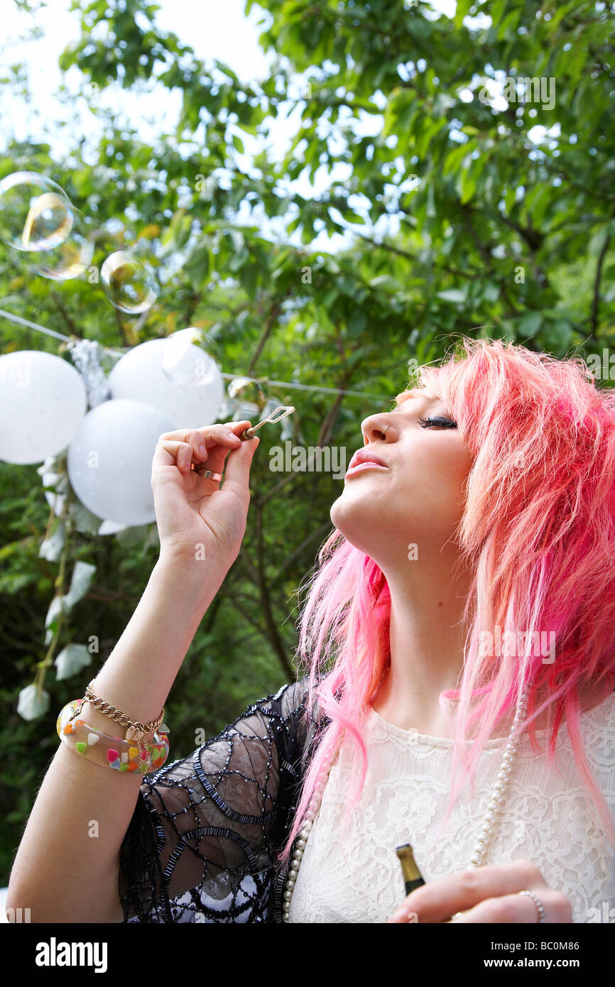 Ragazza soffia bolle di sapone Foto Stock