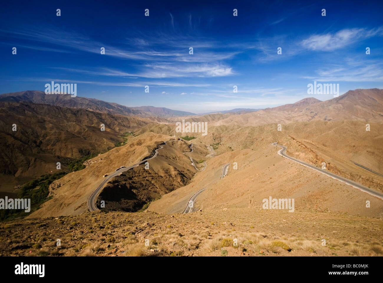 Una vista sulle alte montagne Atlas da sotto i tizi Tichka Marocco Africa del Nord Foto Stock