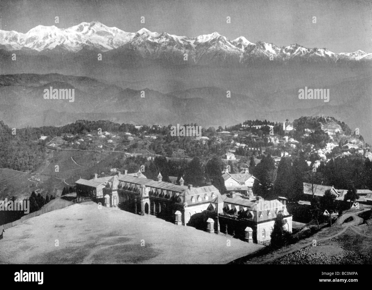 La gamma di neve e di Darjeeling dal di sopra San Paolo Scuola, West Bengal, India, c1910. Artista: sconosciuto Foto Stock