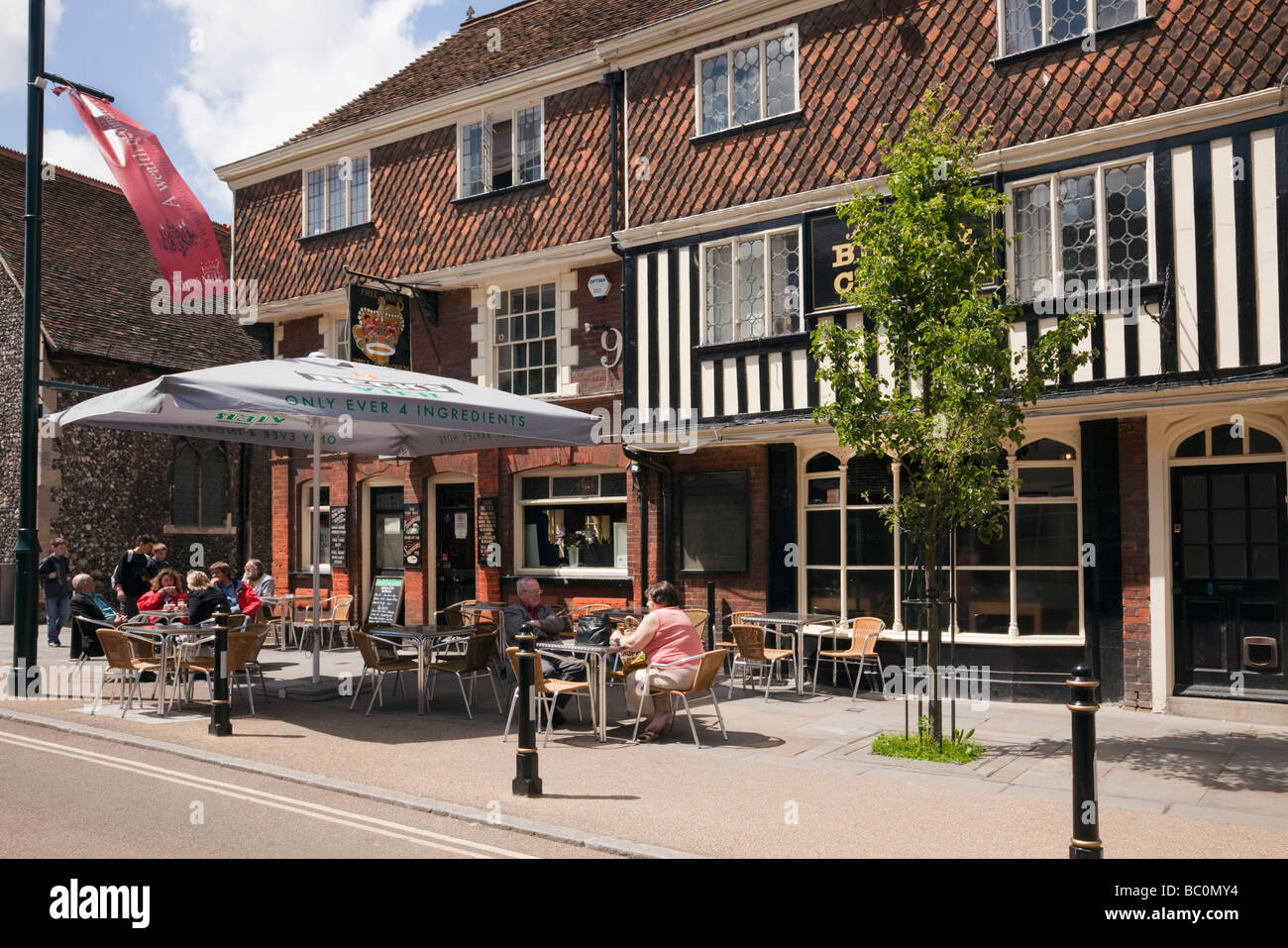 Canterbury Kent England Regno Unito Europa la campana e città corona pub con persone sedute a tavoli esterni Foto Stock