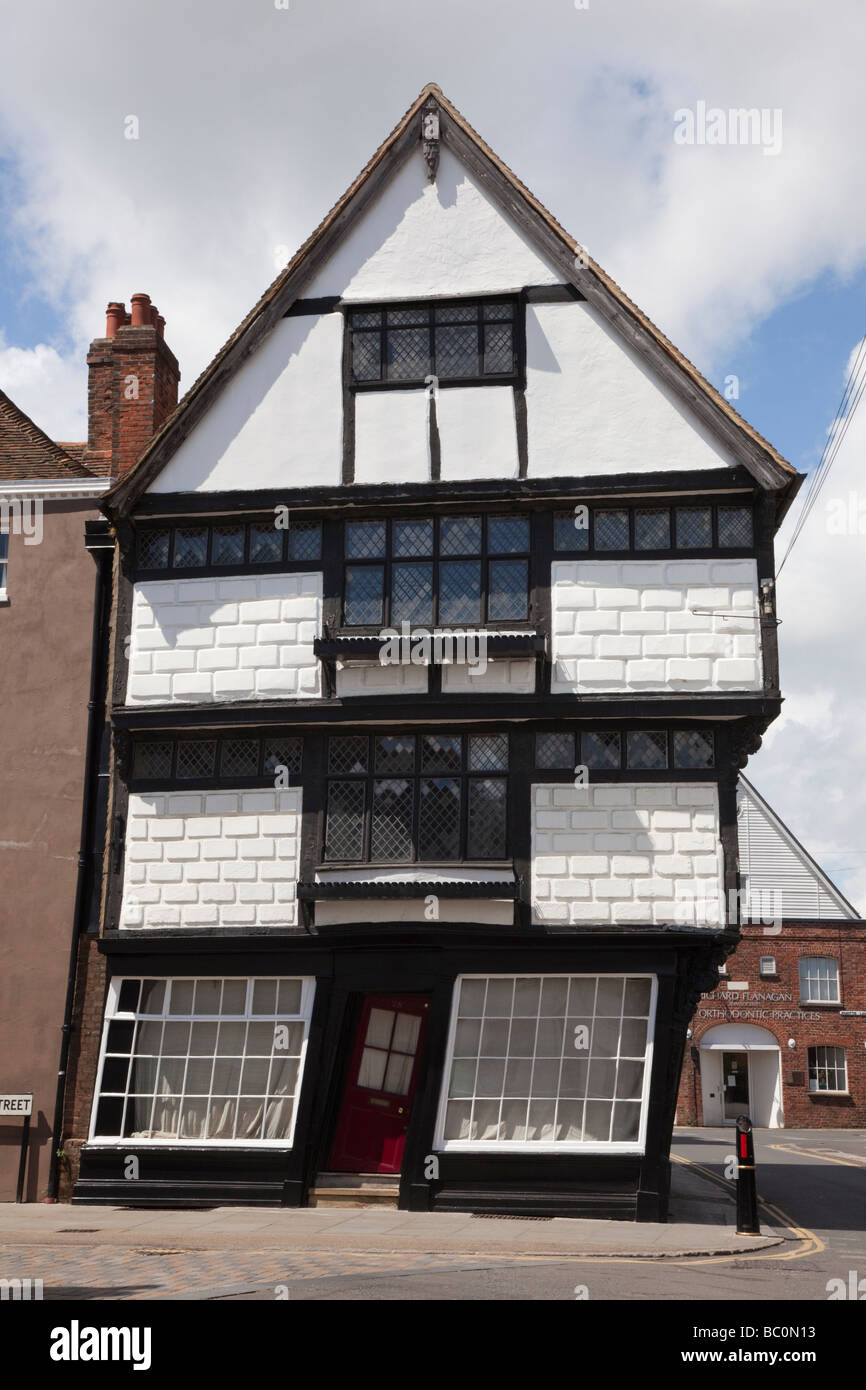 Crooked wonky House nel pittoresco e storico medievale incorniciata in legno edificio. Canterbury Kent England Regno Unito Gran Bretagna Foto Stock