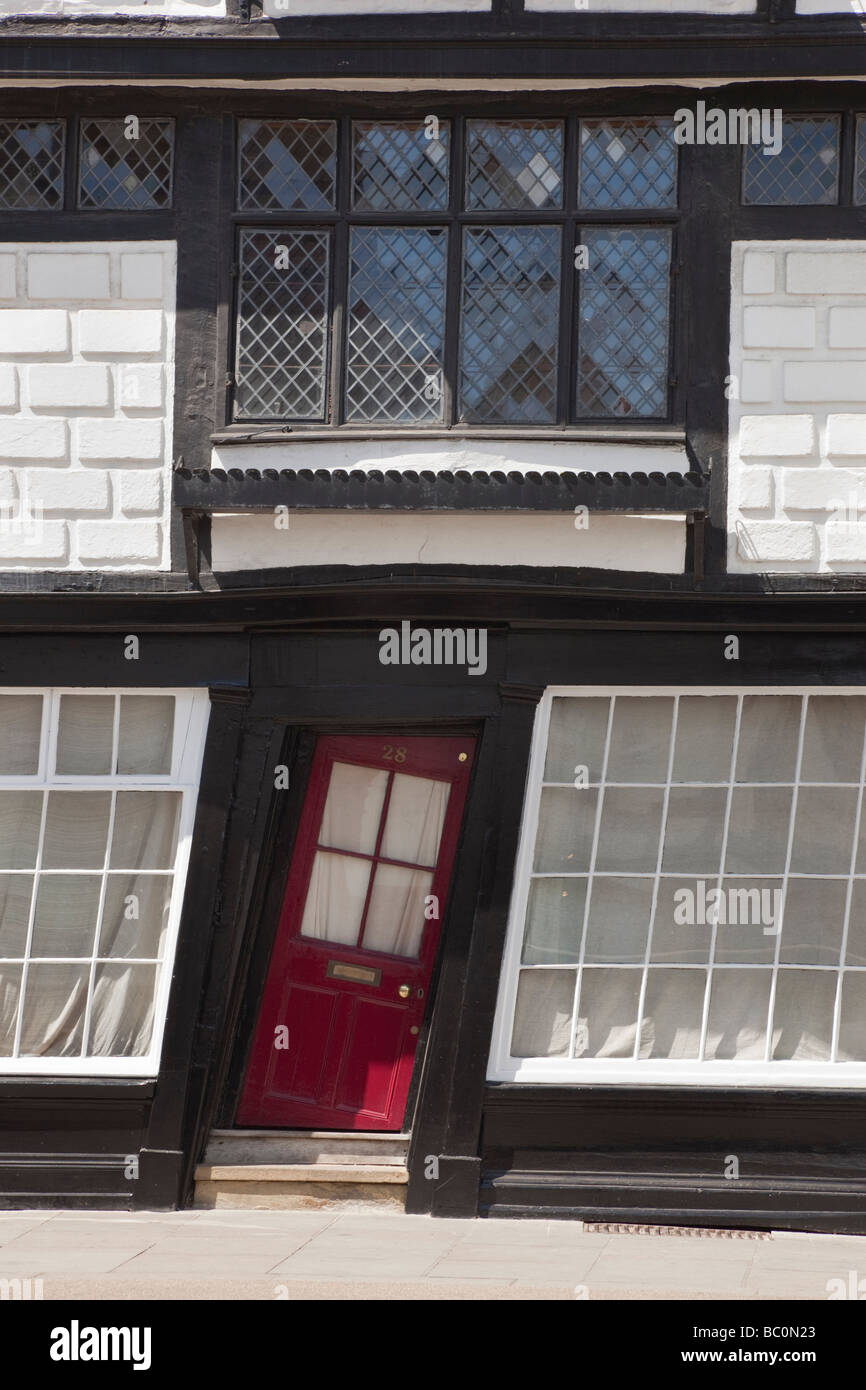 Pittoresca casa storta porta anteriore nella storica città di legname medievale incorniciata wonky edificio. Canterbury Kent England Regno Unito Gran Bretagna Foto Stock