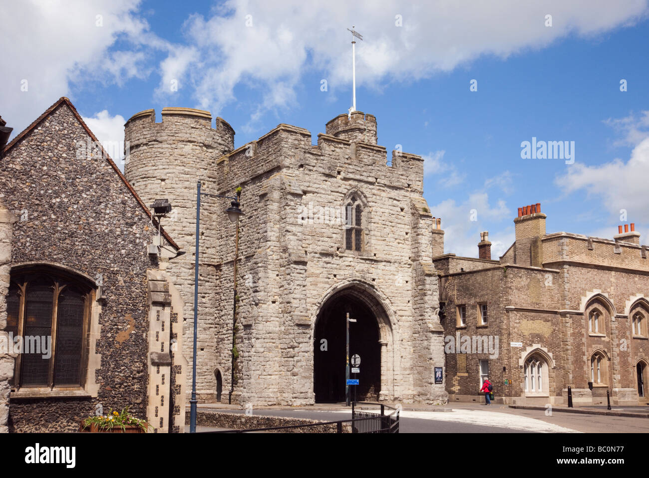 Canterbury Kent England Regno Unito Europa Westgate torri medioevali fortificate gatehouse in St Peter s Street Foto Stock