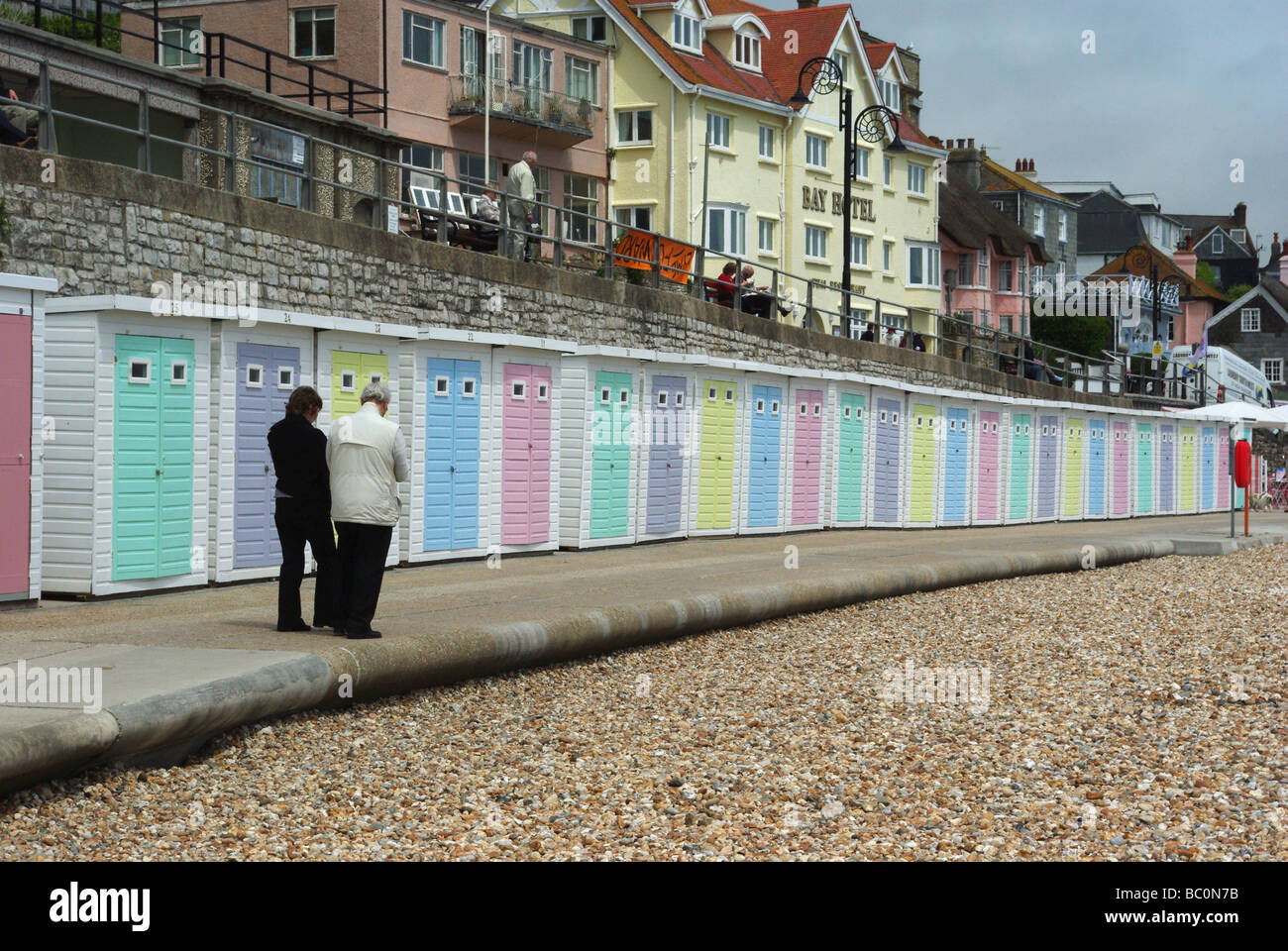 Una fila di pastello dipinto di cabine sulla spiaggia, sulla spianata di Lyme Regis, Dorset, Regno Unito Foto Stock