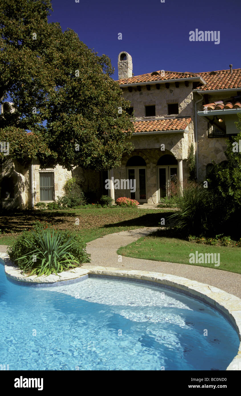 Casa esterna con piscina privata, Dallas, Texas, Stati Uniti Foto Stock