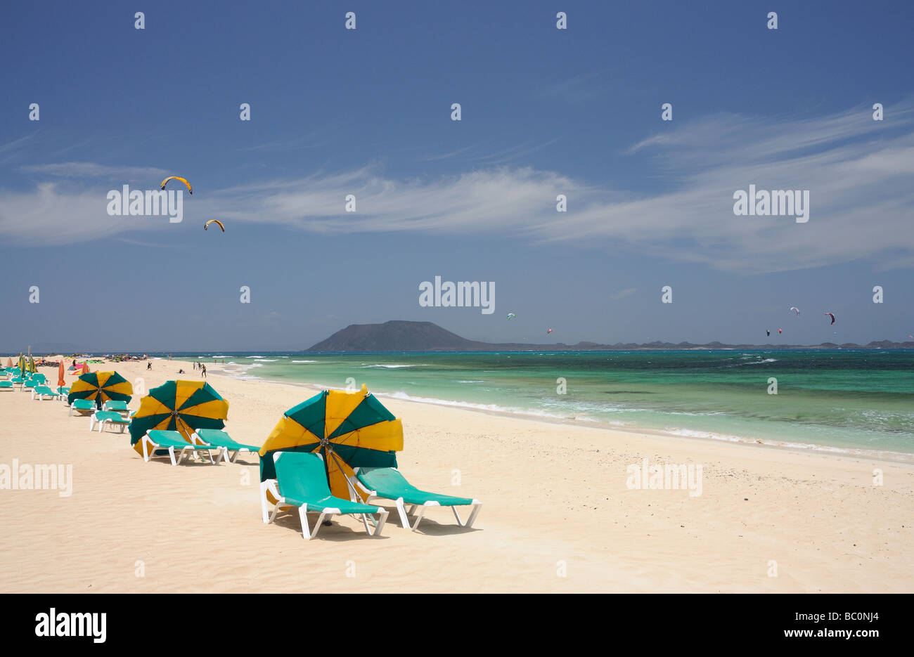 Spiaggia di Corralejo, isola di Fuerteventura. Isla de Lobos in background. Foto Stock