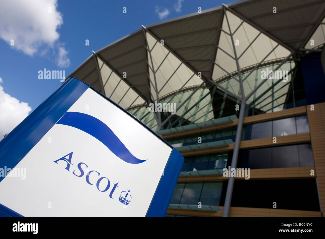 Segno a Ascot Race Course con il cavalletto principale in background Foto Stock