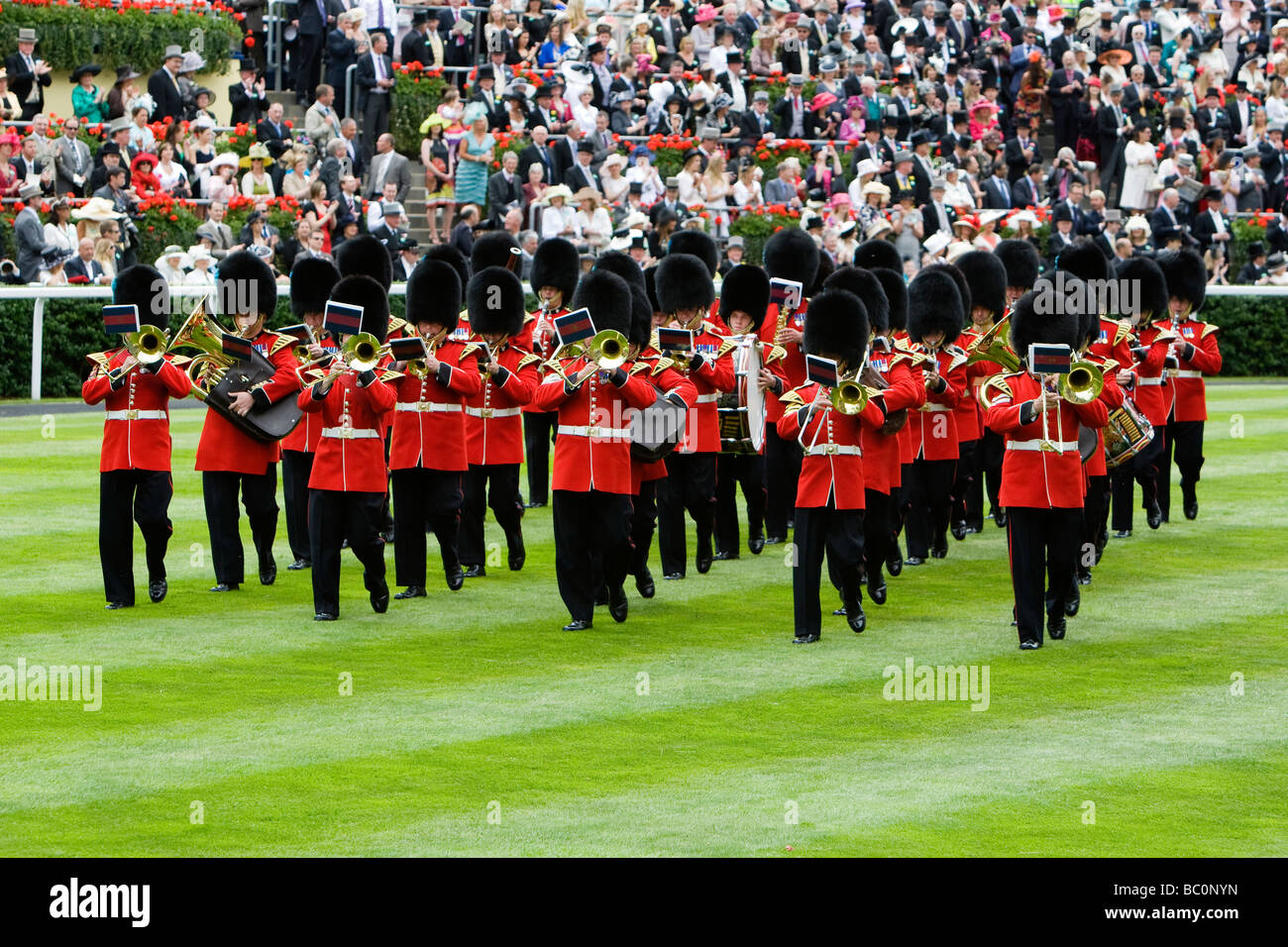 Una banda militare da guardie del reggimento di gioco per il folle prima di strat di racing al Royal Ascot Foto Stock