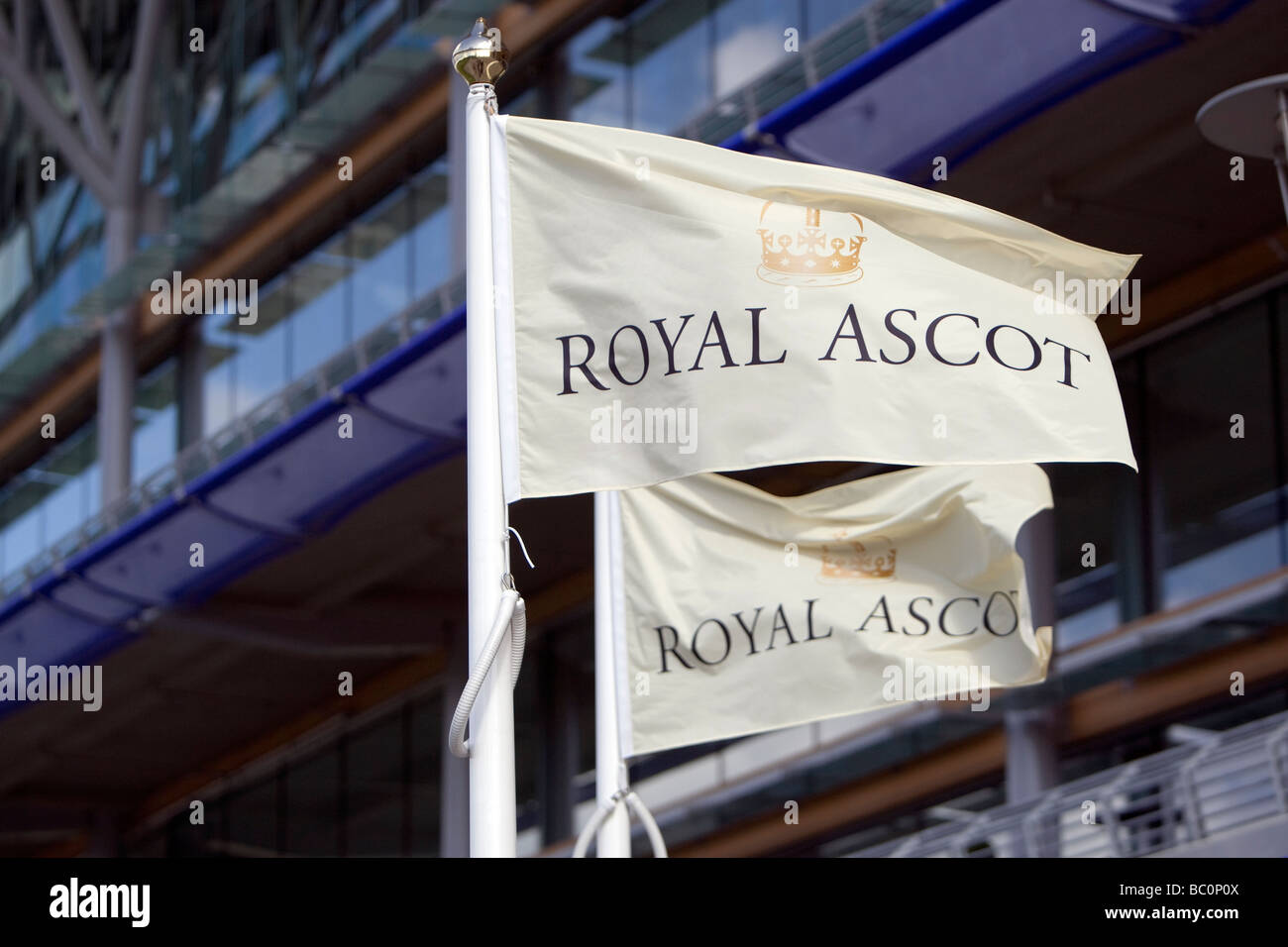 Royal Ascot gara incontro 2009 due Royal Ascot bandiere davanti al cavalletto principale Foto Stock