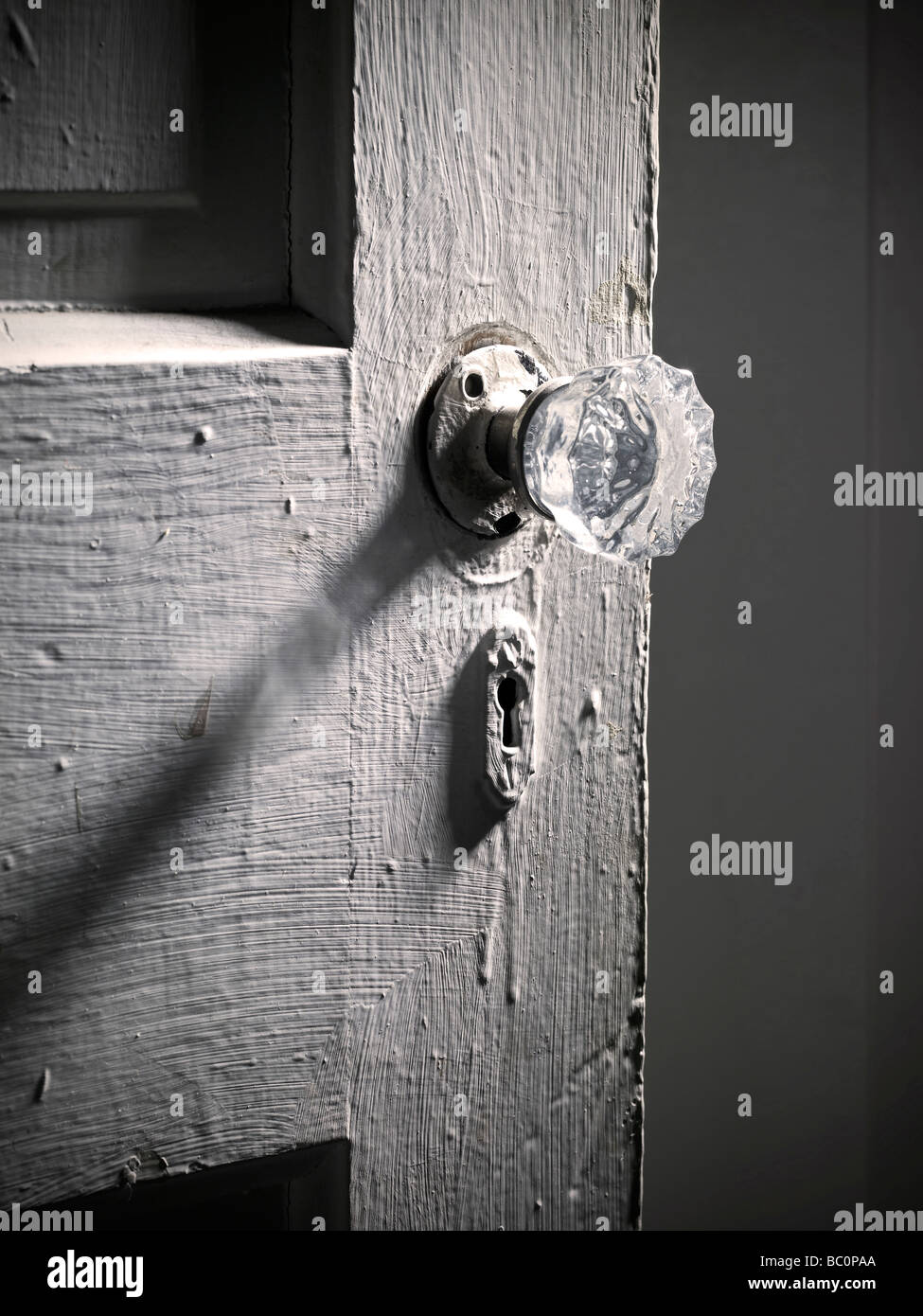 Vecchia Maniglia della porta la manopola all'interno di casa diroccata Foto Stock