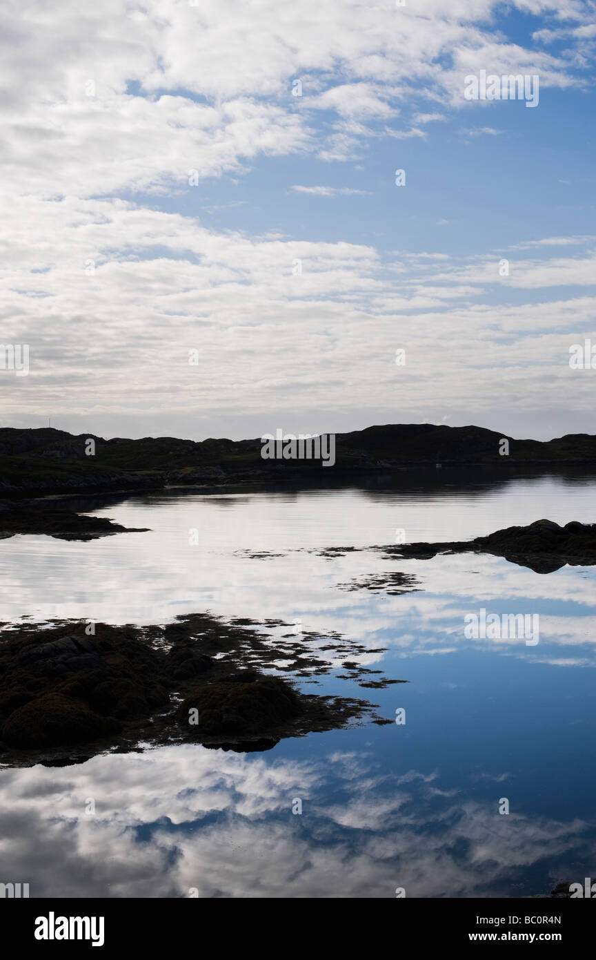 Ancora loch riflessioni sull'Isle of Harris, Ebridi Esterne, Scozia Foto Stock
