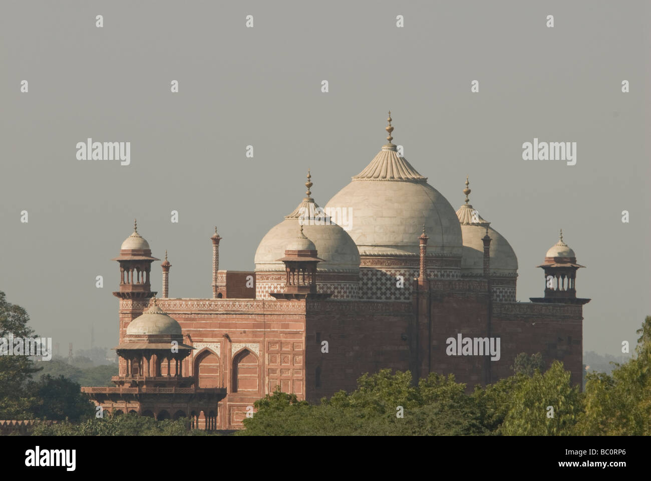 Taj Mahal, adiacente la moschea Masjid, Agra, Uttar Pradesh, India Foto Stock