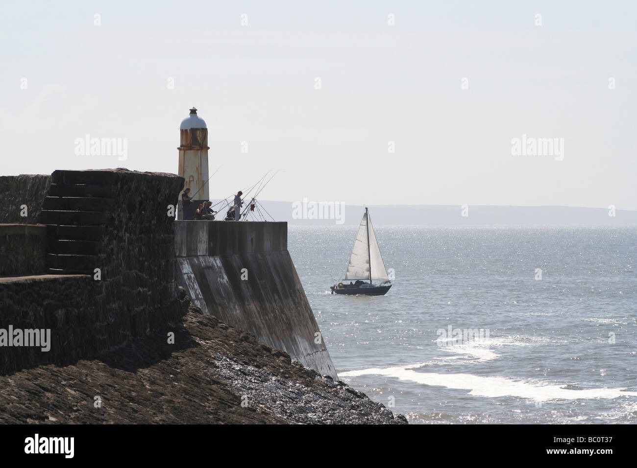 Barche a vela passando Porthcawl Lighthouse Glamorgan South Wales UK Foto Stock