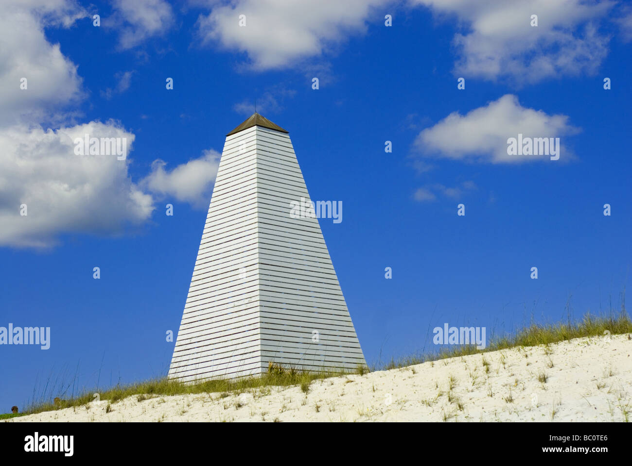 Legno struttura piramidale sulle spiagge della Florida Foto Stock