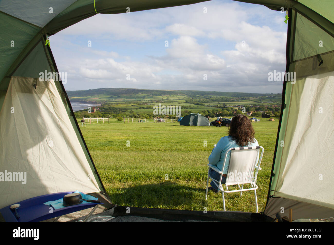 Una vista da una tenda a Robin cappe Bay, North Yorkshire, Inghilterra, Regno Unito. Foto Stock