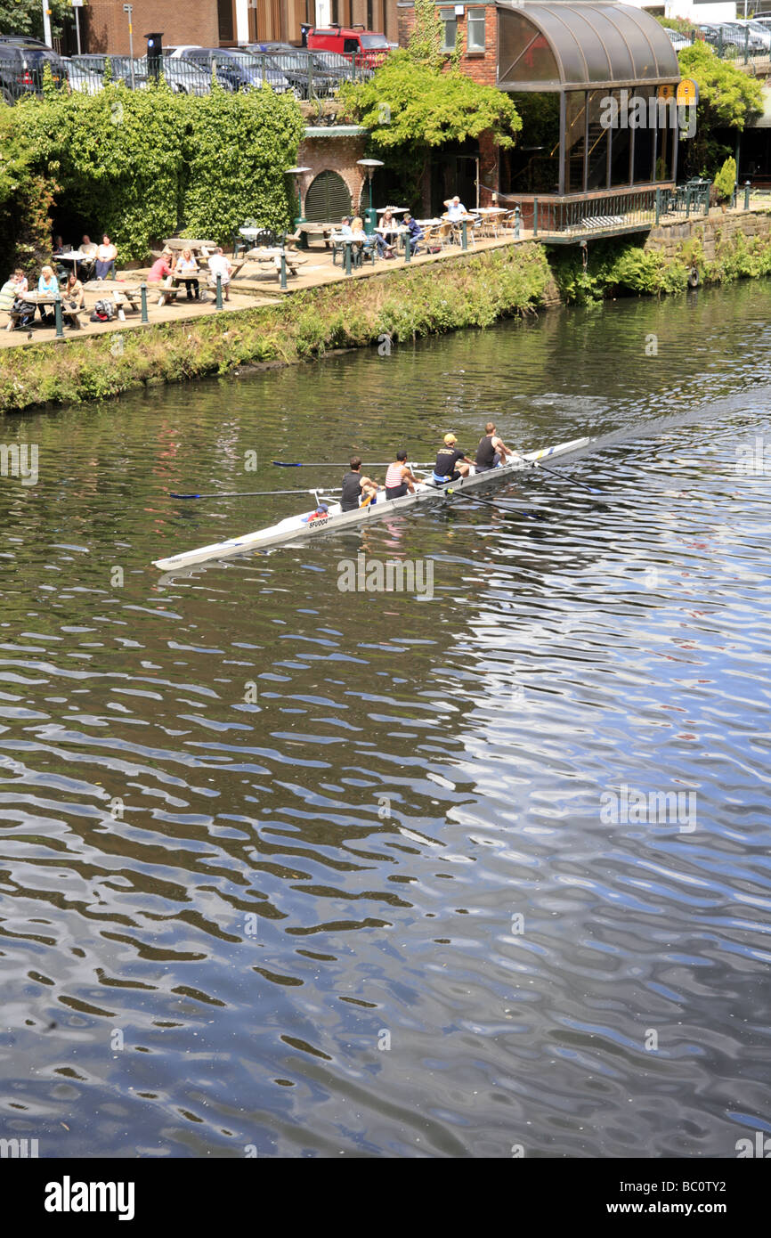 Canottaggio sul fiume Irwell Spinningfield Manchester Inghilterra England Foto Stock