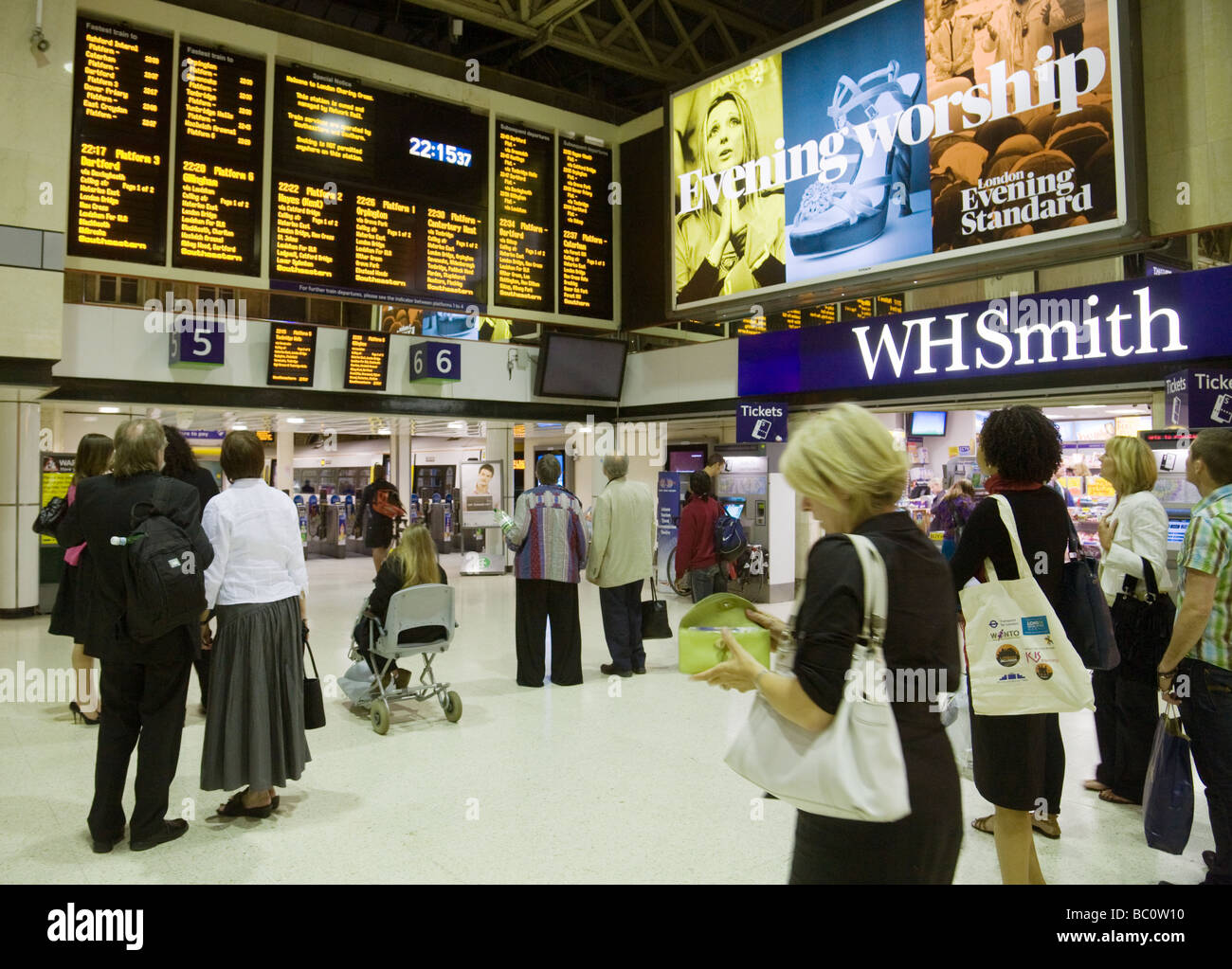 I passeggeri in attesa di un treno alla stazione di Charing Cross di Londra, Regno Unito Foto Stock