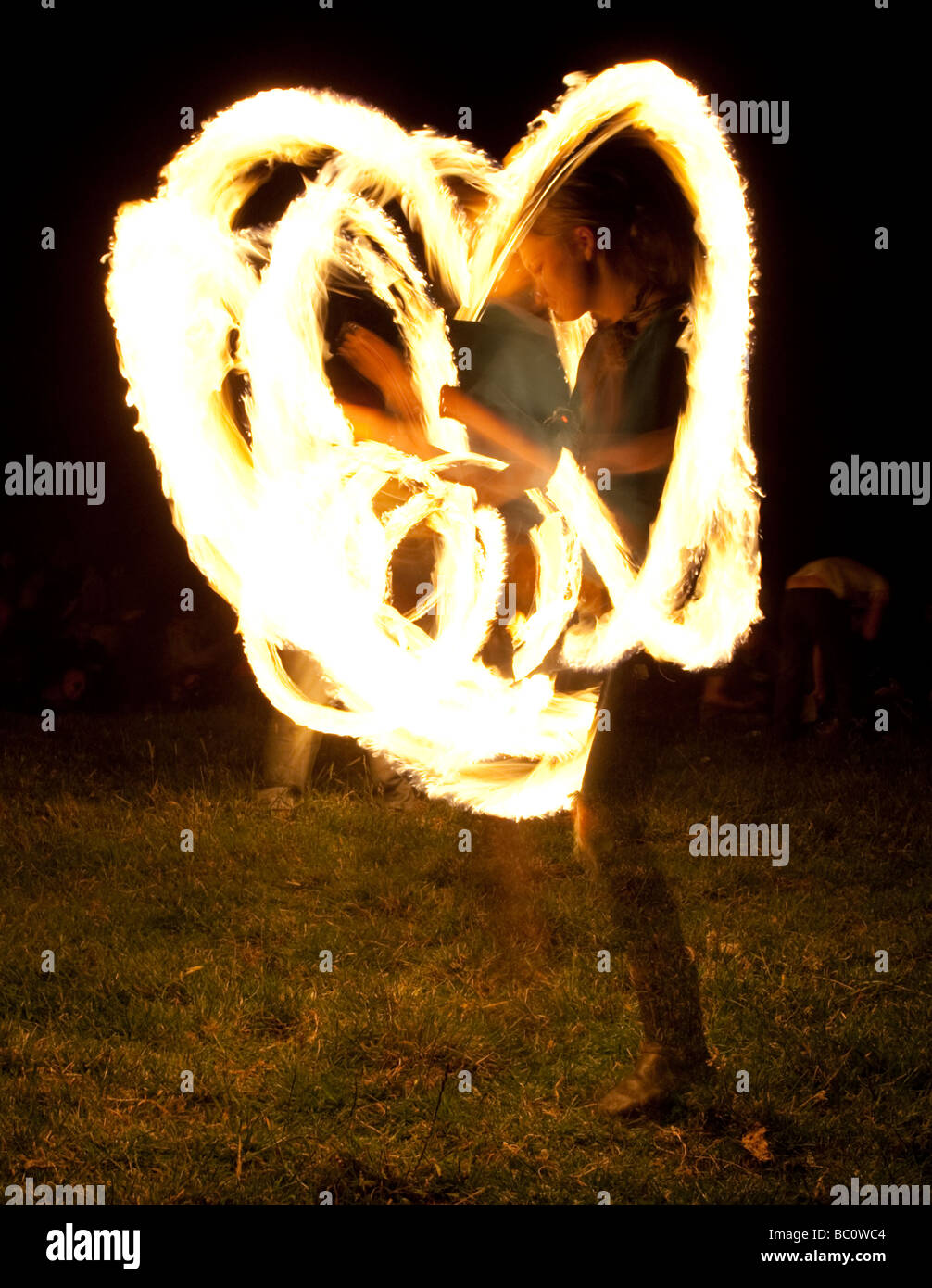 Fire ballerini la creazione di modelli per la notte durante il solstizio d'estate ad Avebury nel Wiltshire Foto Stock