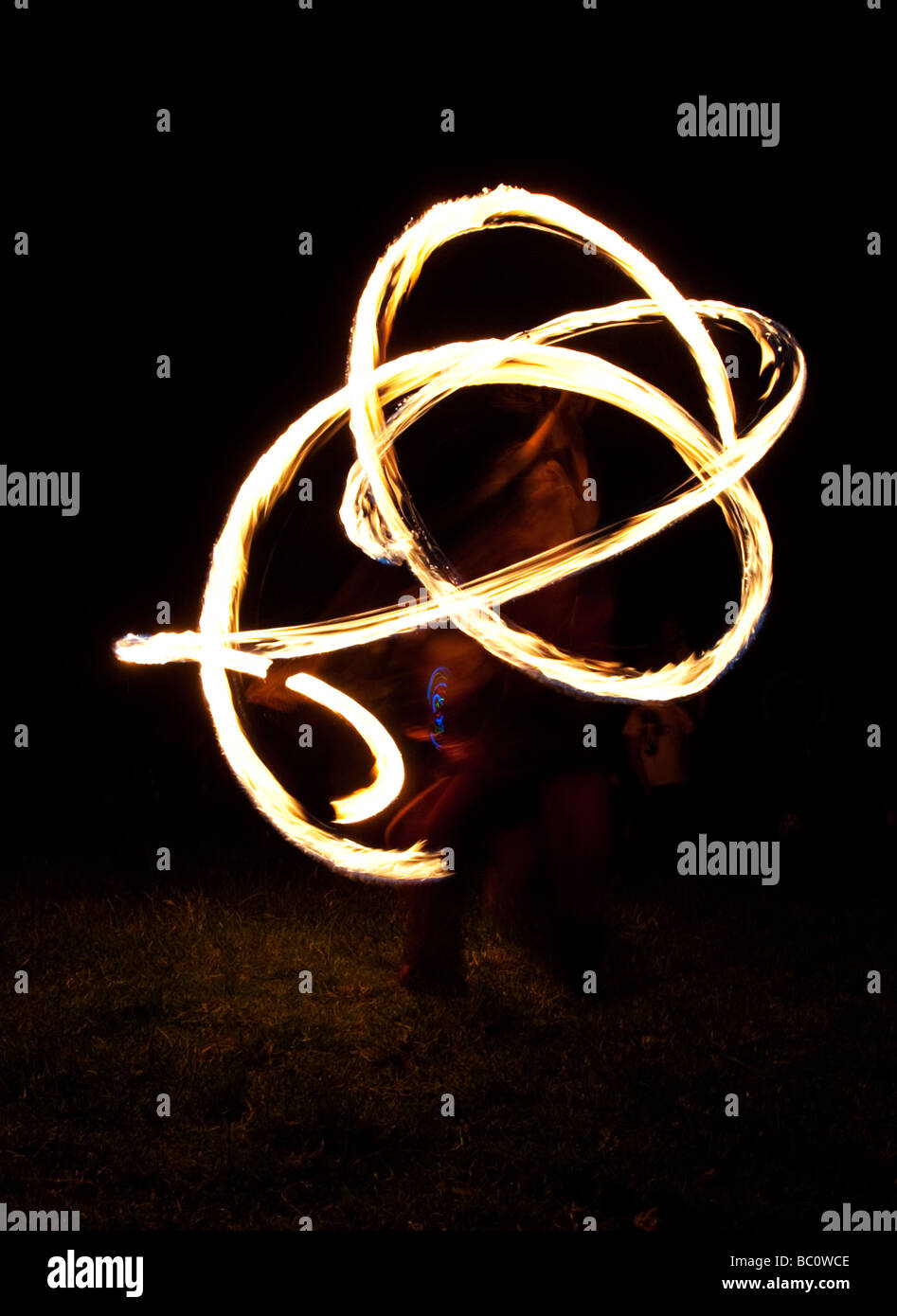 Fire ballerini la creazione di modelli per la notte durante il solstizio d'estate ad Avebury nel Wiltshire Foto Stock