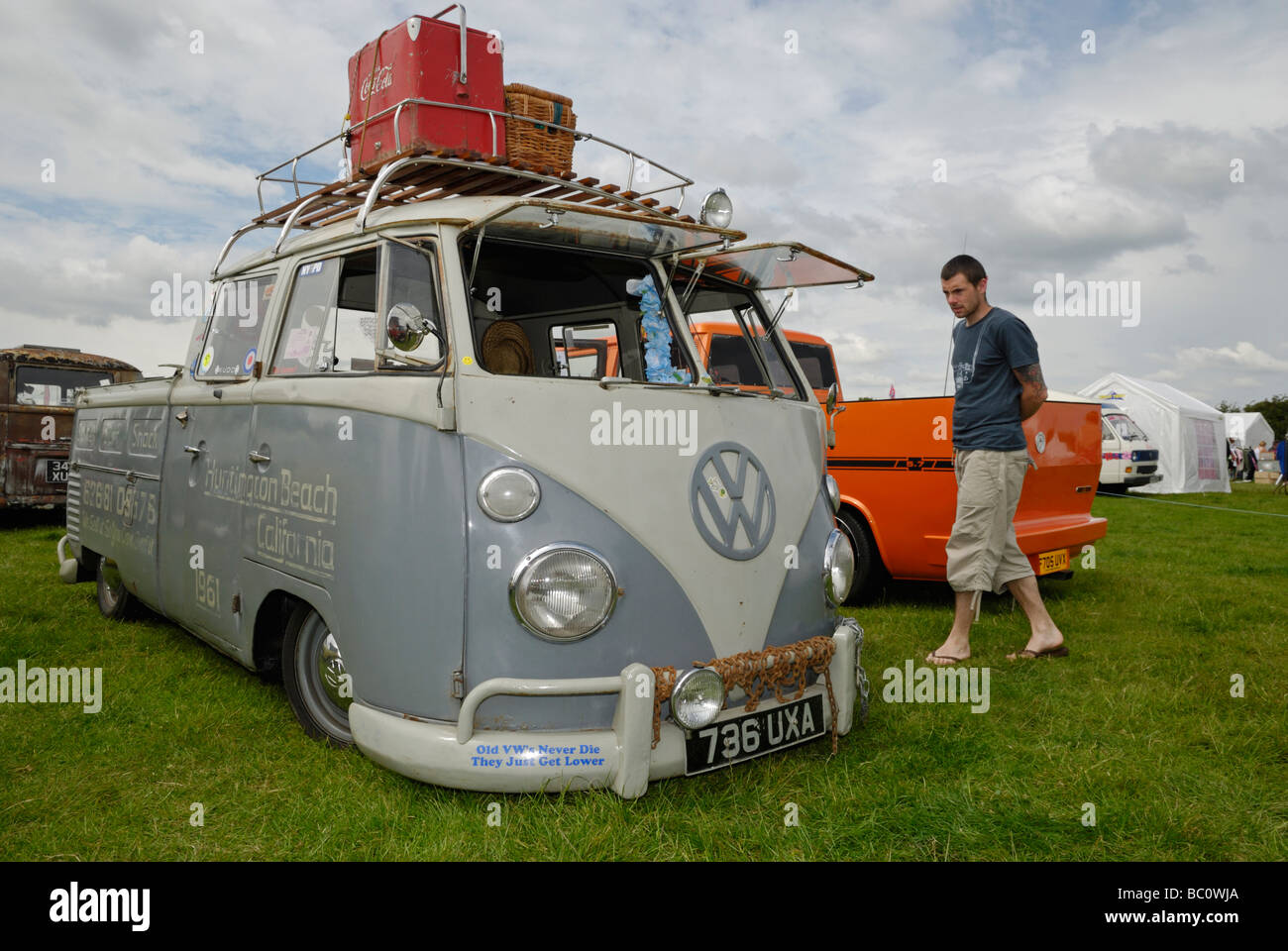 Una posizione abbassata di VW in split-screen twin pickup della cabina. Wymeswold, Leicestershire, Inghilterra. Foto Stock
