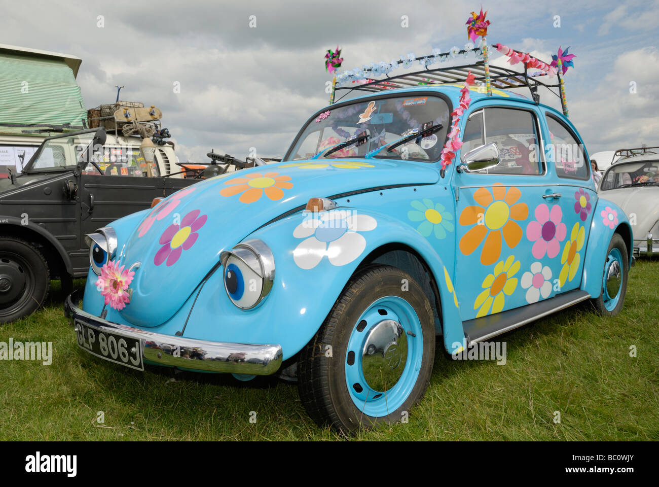 Una VW Beetle decorate in un "Flower Power" tema. Wymeswold, Leicestershire, Inghilterra. Foto Stock