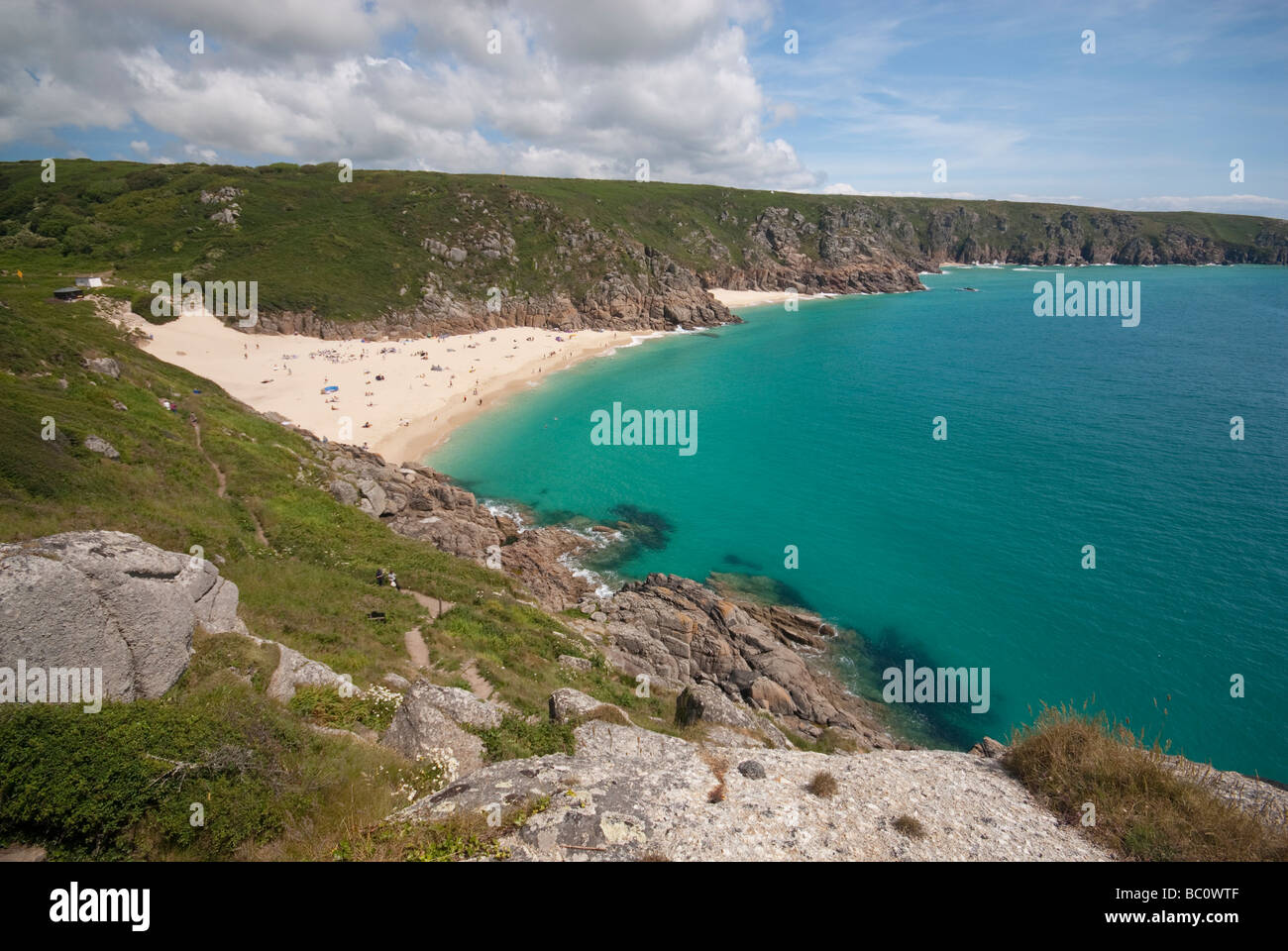 Vista della spiaggia di Porthcurno dal sentiero costiero in Cornovaglia Foto Stock